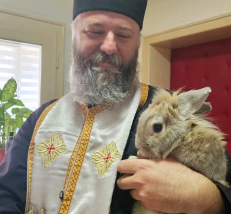 Otac PRedrag Popović sa zecom