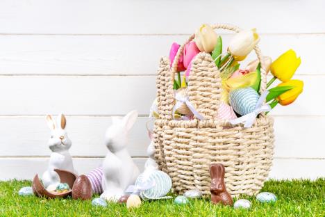 Uskršnja dekoracija - korpa sa jajima i zečevima