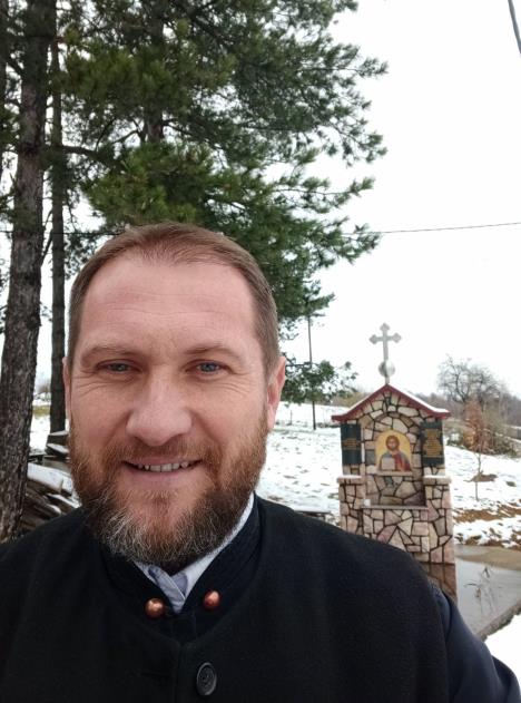 0611Svestenik Darko Peric (2).jpg