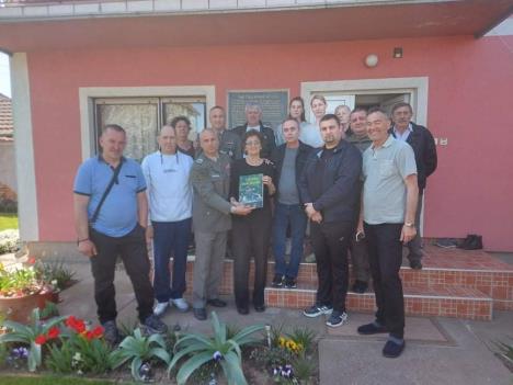 0802Saša Antić sa saborcima i majkom poginule braće Milić.jpg