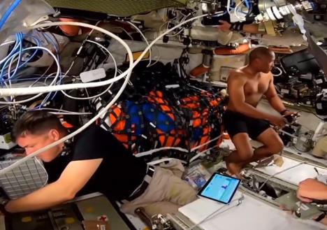 Astronaut Viktor Glover u kapsuli Orion tokom misije Artemis 2 ka Mesecu