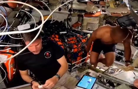 Astronaut Viktor Glover u kapsuli Orion tokom misije Artemis 2 ka Mesecu (2).PNG