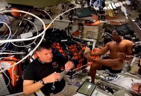 Astronaut Viktor Glover u kapsuli Orion tokom misije Artemis 2 ka Mesecu (3).PNG