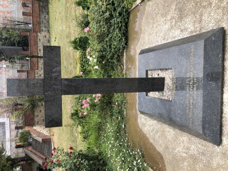 Krst posvećen stradalima tokom bombardovanja Beograda 6. aprila 1941. u porti Vaznesenjske crkve