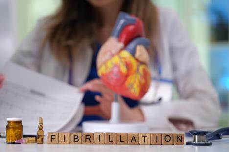 maketa srca i natpis atrijalna fibrilacija