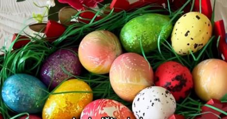 farbanje jaja bojama za kolače