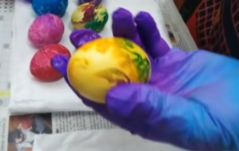 Farbanje jaja krep papirom