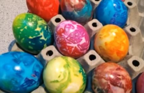 Farbanje jaja krep papirom