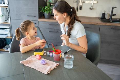 Majka i ćerka lepe nalepnice na uskršnja jaja