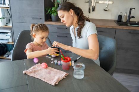 Majka i ćerka lepe nalepnice na uskršnja jaja