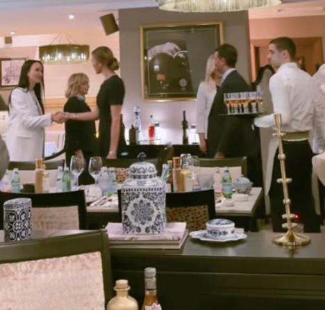 Donald Tramp Mlađi i Betina Anderson u restoranu u Banja Luci