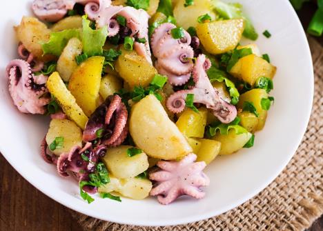 Posna salata sa lignjama i krompirom idealna za Veliki petak