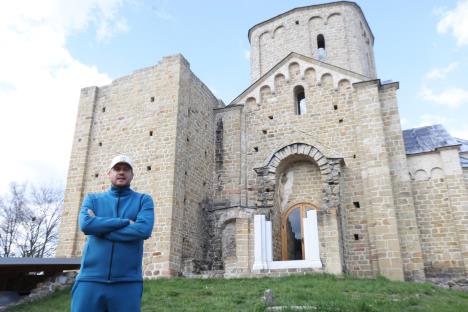 Nenad Lalatović u manastiru Đurđevi Stupovi
