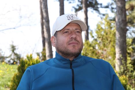 Nenad Lalatović u manastiru Đurđevi Stupovi