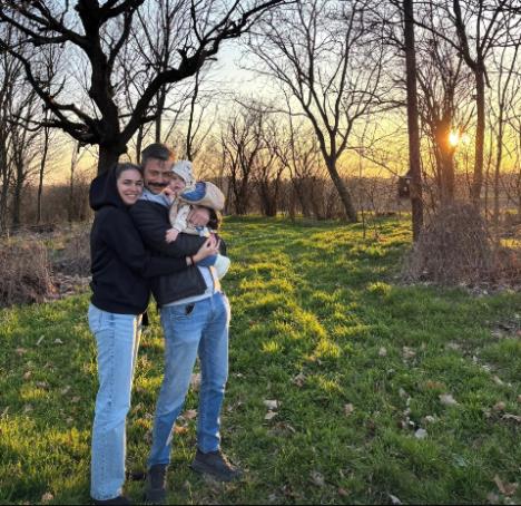 Milan Vasić sa suprugom Majom i sinom Despotom pozira u prirodi povodom godišnjice braka i prvog Uskrsa