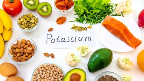 namirnice bogate kalijumom poređane po stolu uz ispis na paipriću potassium