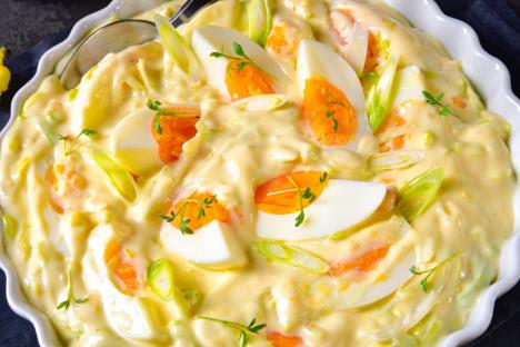 salata sa kuvanim jajima