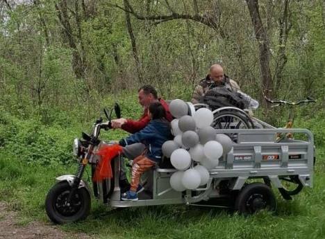 Apatin Nikola Popović dobio tricikl na poklon