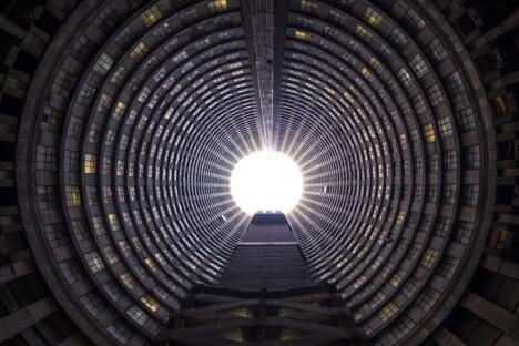 Neboder Ponte Tauer u Johanesburgu, cilindrična zgrada sa šupljim jezgrom