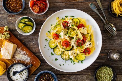 tanjir taljatelja sa povrćem na drvenom stolu, mediteranska ishrana