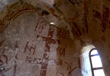 Arheolog dr Vladislav Petković je 1931. godine zabaležio da je manastir Sisojevac bio bez krova ali oslikan