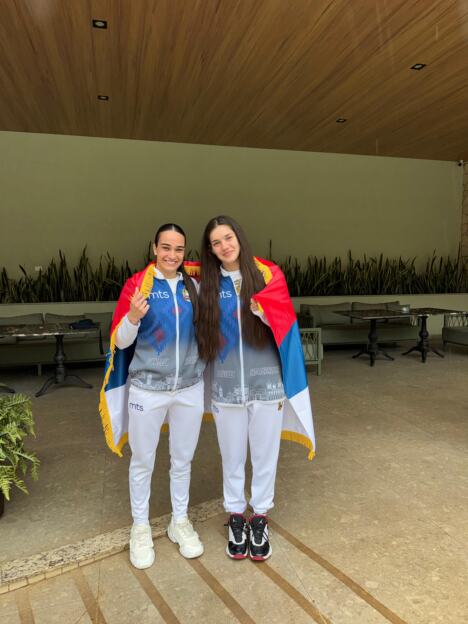 Sara Cirkovic i Kristina Kuluhova.jpg