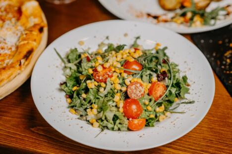 salata sa rukolom, čeri paradajzom i kukuruzom