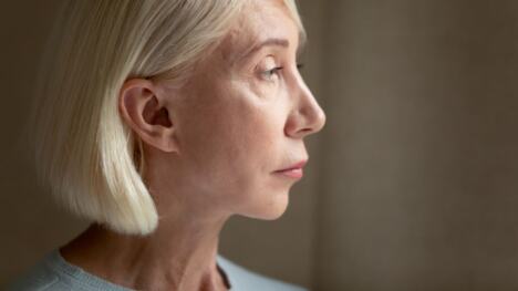 Starija žena plave kose, kadar iz profila