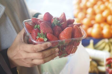 sveže jagode na pijaci