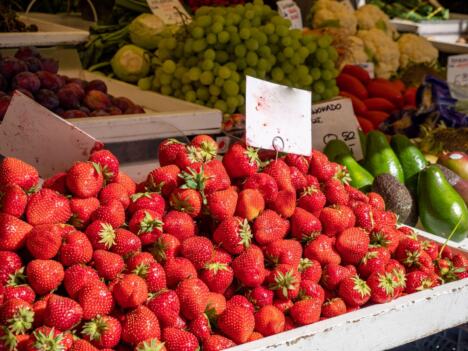 sveže jagode na pijaci