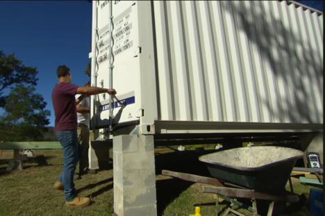 Moderna kuća od brodskog kontejnera sa terasom u prirodi (2).jpg