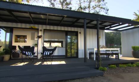 Moderna kuća od brodskog kontejnera sa terasom u prirodi (12).png