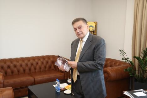 prof. dr Milovan Bojić sa autobiografijom Nije bilo uzaludno u svom kabinetu