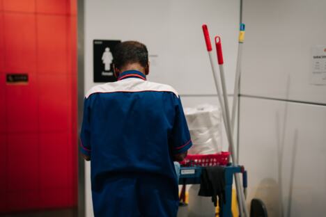 muškarac čistač toaleta