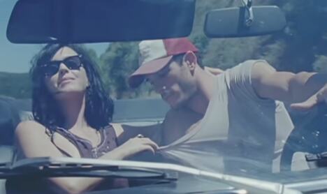 Kejti Peri i Džoš Klos u spotu za pesmu Teenage dream