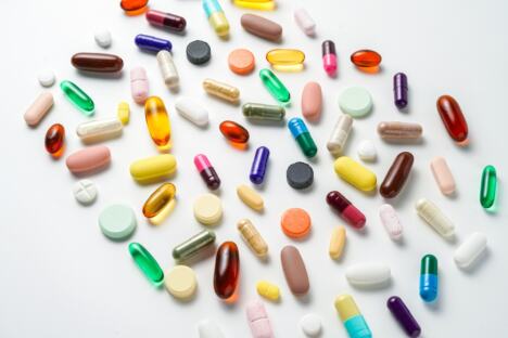raznobojni lekovi na beloj pozadini
