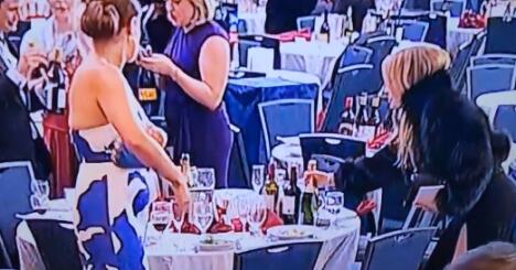 uzimaju flaše usred pucnjave na večeri na kojoj je bio Tramp