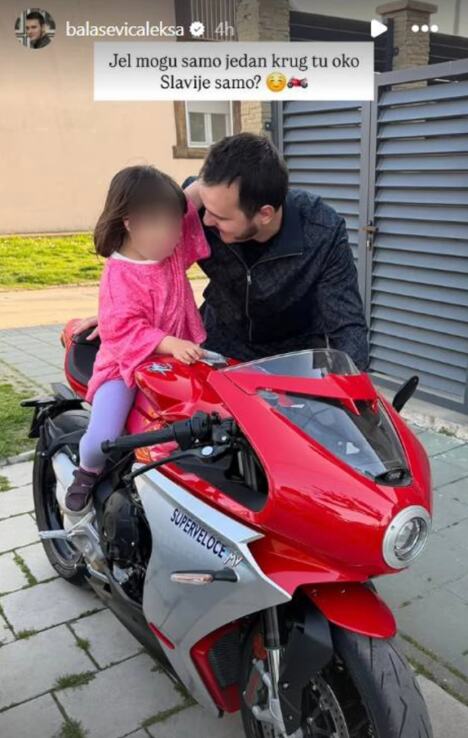 Aleksa Balašević sa ćerkom Verom koja pozira na motoru