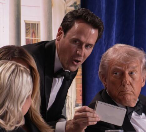 Oz Perlman pokazuje papir Melaniji Tramp i Karolin Levit na Večeri dopisnika Bele kuće.PNG