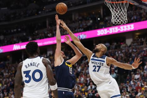 Nikola Jokić i Rudi Gober u petom meču Denver - Minesota