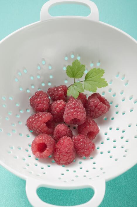 Maline u beloj plastičnoj cediljki