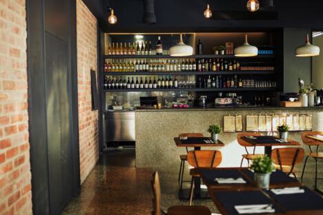 mali bar prazan restoran