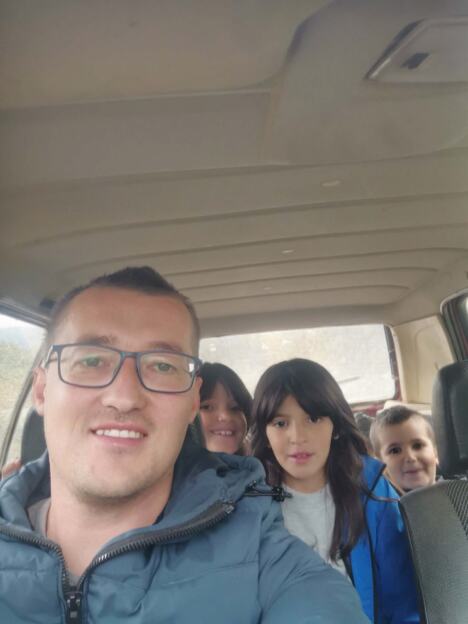 Učitelj Marko sa đacima u golfu