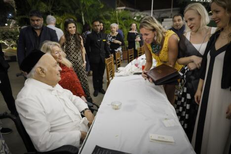BGF uručuje Mehti poklon album svih zajedničkih fotografija