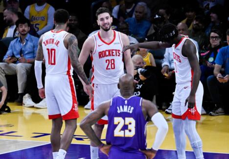 Alperen Šengun i Lebron Džejms na meču Los Anđeles Lejkers - Hjuston Rokets