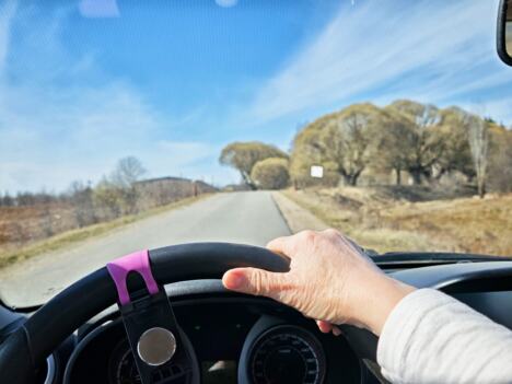 Osoba vozi auto