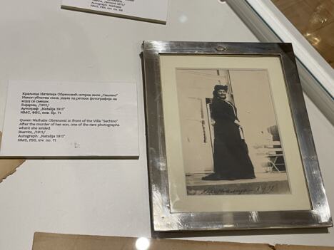 Kraljica Natalija ispred vile Sašino, fotografija nastala 1911. godine