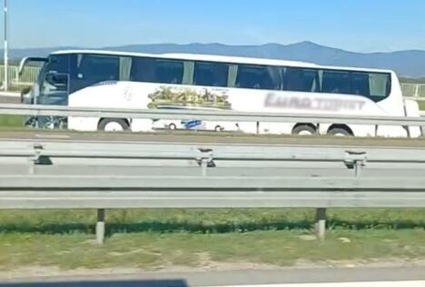 Autobus sleteo sa puta, u njemu bilo putnika Teška nezgoda kod Ćićevca, sve se d - 05.05.2026 (1).jpg