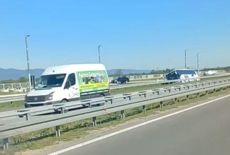 Autobus sleteo sa puta, u njemu bilo putnika Teška nezgoda kod Ćićevca, sve se d - 05.05.2026.jpg