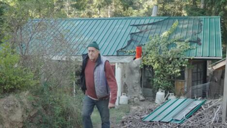 Tim Kortce - napustio grad i napravio kuću od otpada